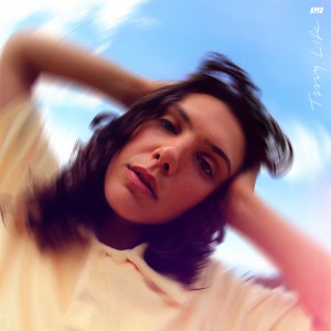 ดาวน์โหลดและฟังเพลง tiny life พร้อมเนื้อเพลงจาก EVAN GIIA