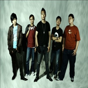 Dengarkan lagu Sahabat Terbaik nyanyian Laxira Band dengan lirik