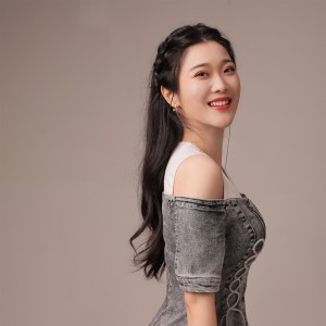 Listen to 大漠黑小伙 (完整版) song with lyrics from 梁鸣珈