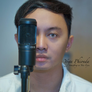 Dengarkan lagu Something in Your Eyes nyanyian Yoga Phionda dengan lirik