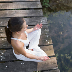 Healing Sines Binaural的專輯Waterside Meditation Symphony: Binaural Embrace of Stillness