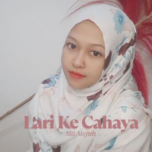 ดาวน์โหลดและฟังเพลง Lari Ke Cahaya พร้อมเนื้อเพลงจาก Siti Aisyah
