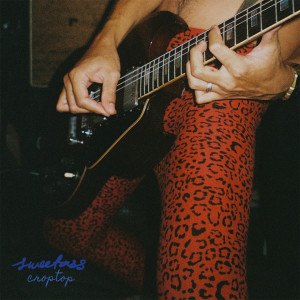 Dengarkan Crop Top lagu dari Sweetass dengan lirik