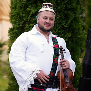 Listen to Nu Mă Uit La Tine Lume song with lyrics from Daniel Dogaru