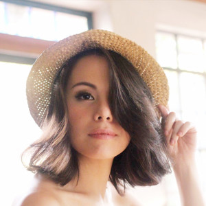 ดาวน์โหลดและฟังเพลง Lullaby พร้อมเนื้อเพลงจาก Monique de los Santos