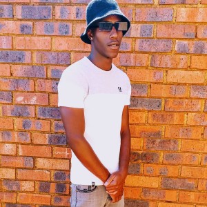 收聽DÈÈ YØÛÑG SØÙL的Kutheni歌詞歌曲