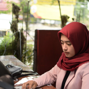 ดาวน์โหลดและฟังเพลง Lilakno Lungaku พร้อมเนื้อเพลงจาก Woro Widowati