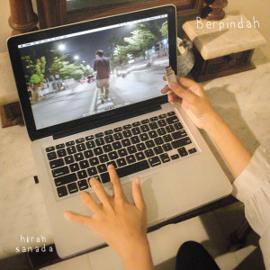 ดาวน์โหลดและฟังเพลง Berpindah พร้อมเนื้อเพลงจาก Hirah Sanada