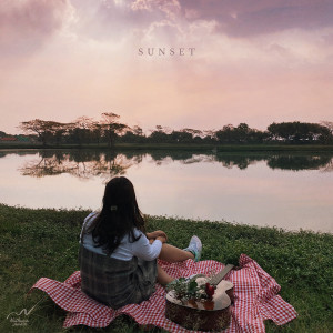 Dengarkan lagu Sunset nyanyian Nathania Jualim dengan lirik
