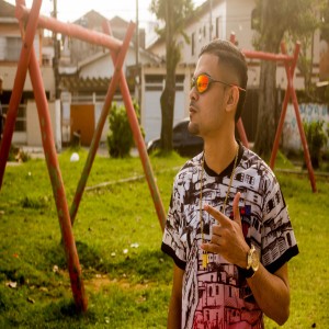 收聽Mc Menor do Bolívia的Um Brinde Pros Amigos歌詞歌曲
