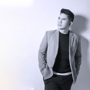 Listen to Salahkah Aku Terlalu Mencintaimu song with lyrics from Ronnie Sianturi