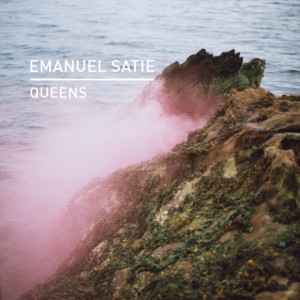 Dengarkan lagu Queens nyanyian Emanuel Satie dengan lirik