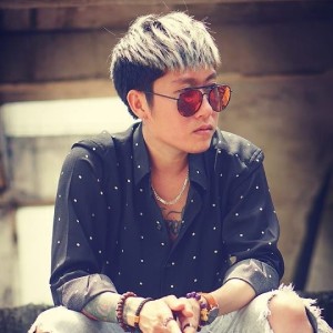 收聽Gia Bin的Hàng Vạn Lý Do Em Chia Tay (feat. Tín Lê)歌詞歌曲