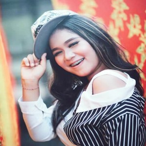 Dengarkan lagu Om Telolet Om (House Mix) nyanyian ANGGUN DP dengan lirik