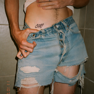 收聽Troye Sivan的Easy歌詞歌曲