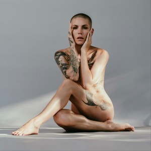 Dengarkan lagu Love The Way You Lie Part III nyanyian Skylar Grey dengan lirik