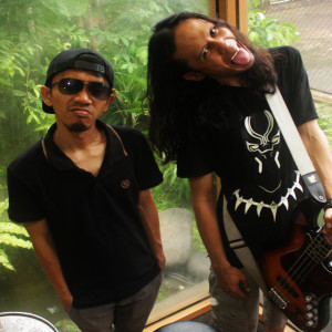 ดาวน์โหลดและฟังเพลง Penjilat พร้อมเนื้อเพลงจาก Energi Tanpa Batas