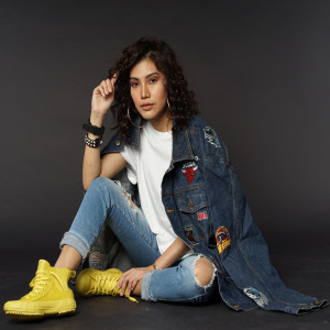 Listen to Raya Balik song with lyrics from Elyana