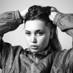 ดาวน์โหลดและฟังเพลง Sin Contrato (Explicit) พร้อมเนื้อเพลงจาก Qientejuna