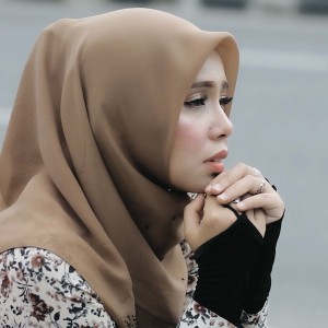 Dengarkan lagu Putuih Ndak Ba Alasan nyanyian Vanny Vabiola dengan lirik