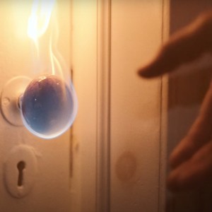 ดาวน์โหลดและฟังเพลง Door Won't Close พร้อมเนื้อเพลงจาก Ana Egge