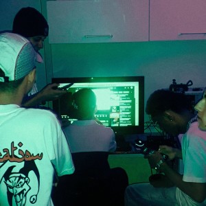 Dengarkan lagu Planos nyanyian Feqzin dengan lirik