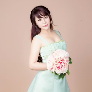 Dengarkan lagu Phận Bạc nyanyian Hoàng Mai Trang dengan lirik