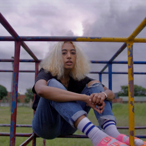 ดาวน์โหลดและฟังเพลง The Pits พร้อมเนื้อเพลงจาก Red Robyn