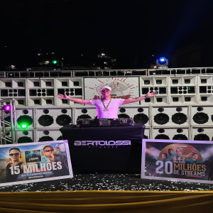 收聽DJ Bertolossi的ÁUDIO VISUAL - SET 2025 (AO VIVO NO BAILE DO MARTINS|Explicit)歌詞歌曲