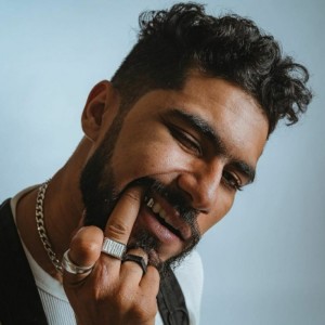 Dengarkan Elgrandetoto lagu dari mchiti b3id 3lya dengan lirik