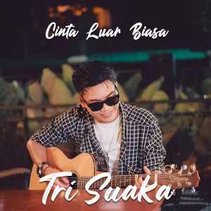 Dengarkan lagu Cinta Luar Biasa nyanyian Tri Suaka dengan lirik