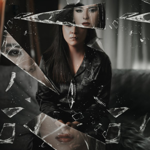 Dengarkan lagu Ağıt nyanyian Sura İskenderli dengan lirik