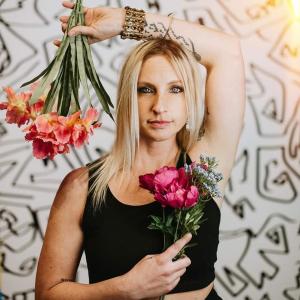 ดาวน์โหลดและฟังเพลง Dancing on the Edge พร้อมเนื้อเพลงจาก LIMR