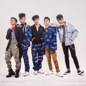 Dengarkan Kau Pantas Bahagia lagu dari C'BOYS dengan lirik