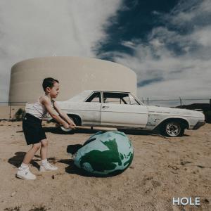 ดาวน์โหลดและฟังเพลง Hole พร้อมเนื้อเพลงจาก Selfish Things