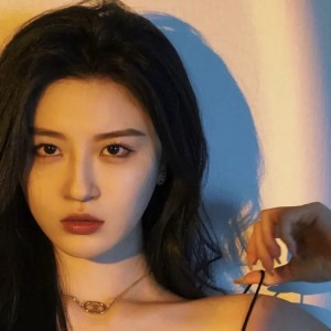 Dengarkan 黑夜问白天 (深情女生版) lagu dari 小47 dengan lirik