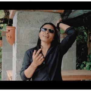 Dengarkan Nyawan Ugugin lagu dari Yan Srikandi dengan lirik
