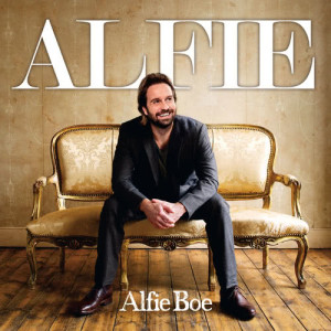 收聽Alfie Boe的Empty Chairs At Empty Tables (US Version)歌詞歌曲
