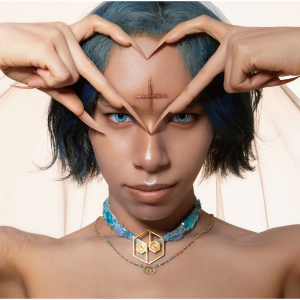 ดาวน์โหลดและฟังเพลง HALF (Ten Version) พร้อมเนื้อเพลงจาก Queen Bee