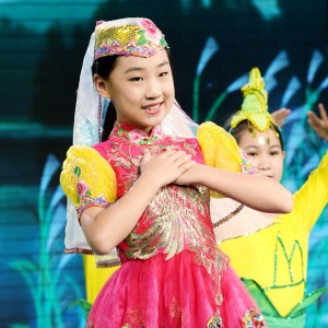 Listen to 小纸船 song with lyrics from 李艺君