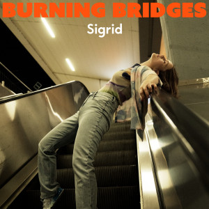 收聽Sigrid的Burning Bridges歌詞歌曲