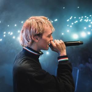 Listen to Champagner (Explicit) song with lyrics from Makko