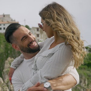 ดาวน์โหลดและฟังเพลง Latina พร้อมเนื้อเพลงจาก Alen Vlahović