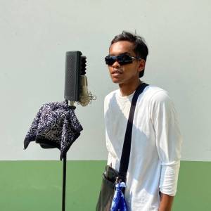 Listen to ฉันไม่โกรธ song with lyrics from GOLLUMBOY