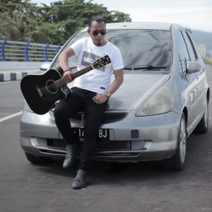 Listen to Ketika Cinta Bicara song with lyrics from Andra Respati