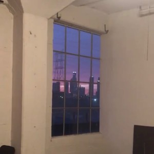 收聽The Burbank Vibe Center的Aecom Building歌詞歌曲