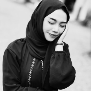 Listen to ku ikhlaskan dirimu song with lyrics from Chelen Putri