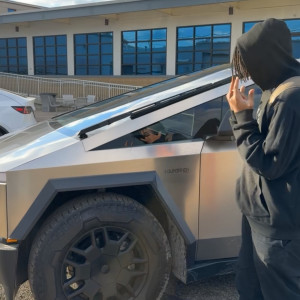 收聽PINKBLXXD的run it back (Explicit)歌詞歌曲