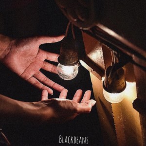 Dengarkan Moon lagu dari Blackbeans dengan lirik