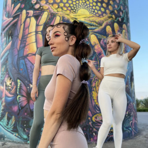 Dengarkan Инвизибабл lagu dari Alfina dengan lirik